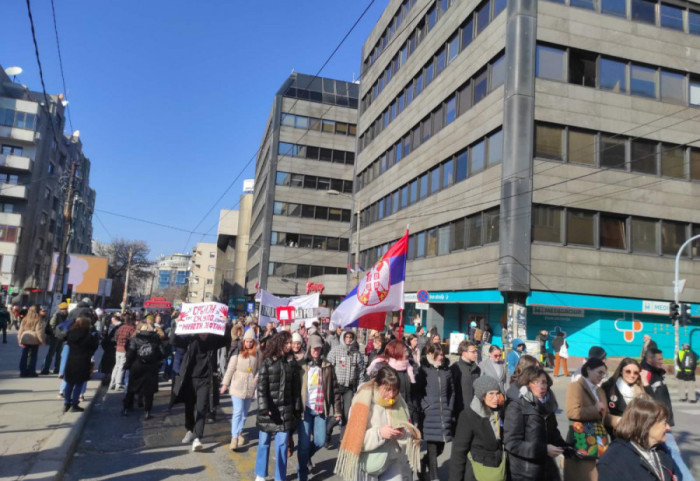 (FOTO/VIDEO) "Putujuće pozorište": Glumci šetali kroz Beograd, protest završen tišinom pred Ministarstvom za rad