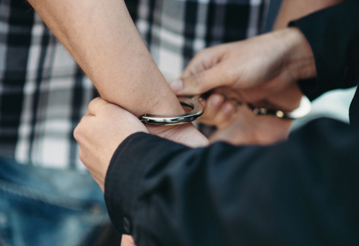 Uhapšen muškarac (31) zbog razbijanja stakla na SKC i gađanja zgrade NBS