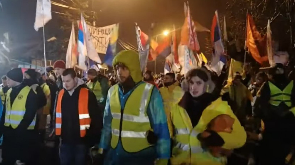 (VIDEO) So, pogača, vatromet i "ustanak, ustanak": Studenti koji pešače do Kragujevca dočekani u Orašcu i Aranđelovcu