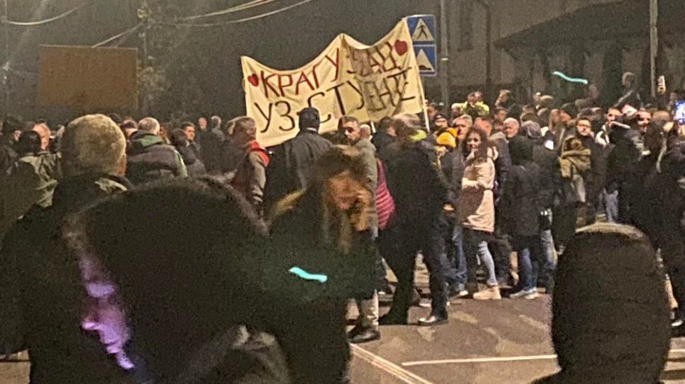 Vatromet za Nišlije u Jagodini, Čumić uz pečenje dočekao novosadske i beogradske studente, pehar za nobelovce u Kniću