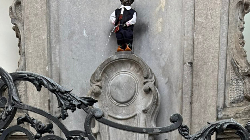 (FOTO) Dan državnosti Srbije obeležen i u Briselu, Maneken Pis u srpskoj nošnji