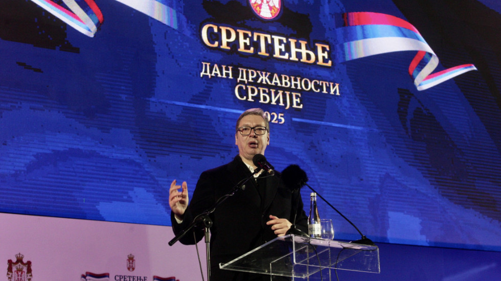 (FOTO) Dan državnosti u Sremskoj Mitrovici: Usvojena deklaracija o Vojvodini, Vučić pozvao studente da proglase pobedu