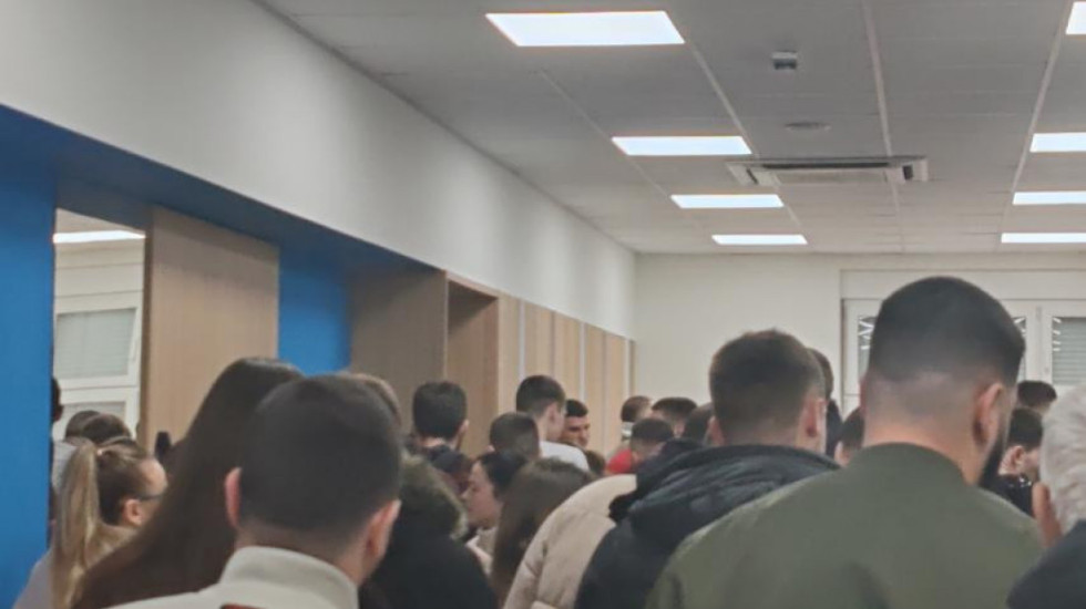 (FOTO) "Za Anu, red ljudi u Zavodu": Institut za transfuziju krvi pun zbog devojčice (19) iz Bijeljine povređene u udesu