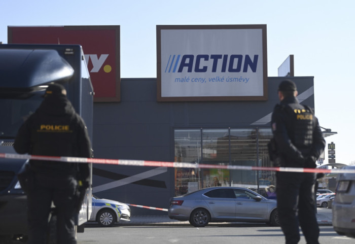 Tinejdžer (16) ubio dve žene u tržnom centru u Češkoj
