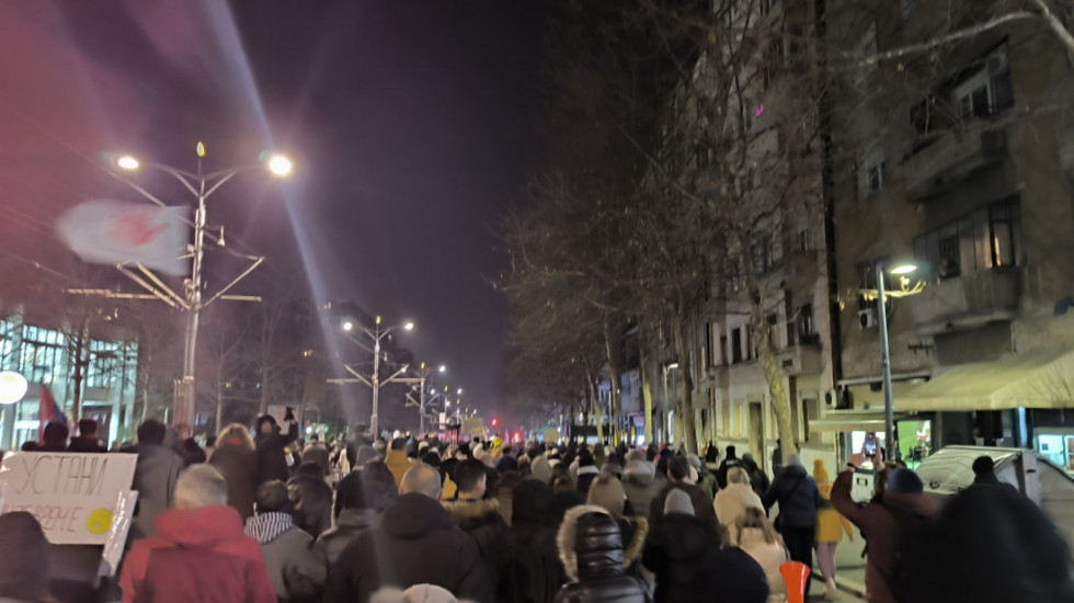 (FOTO/VIDEO) "Sretnimo se kod Vuka": Beograđani se okupili kod Vukovog spomenika, odali poštu stradalima u Novom Sadu
