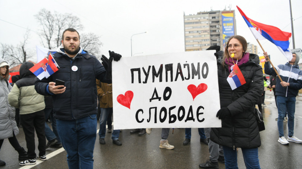 (VIDEO) Studenti Univerziteta u Kragujevcu okončali višečasovnu blokadu saobraćaja na kružnom toku Đurđevdanski krst