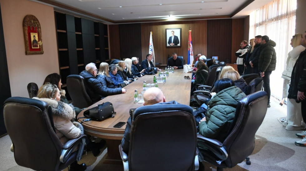 (FOTO) Predstavnici Srpske liste razgovarali sa zaposlenima u Centrima za socijalni rad u koje je upala policija