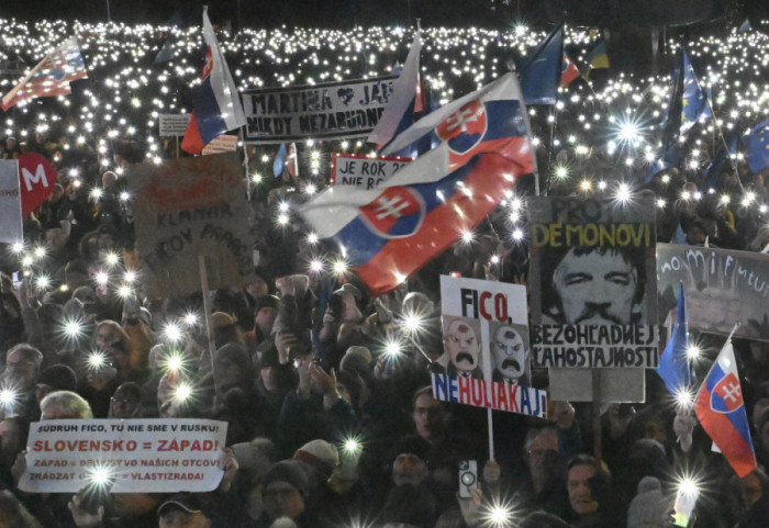 (FOTO) "Slovačka je Evropa": Desetine hiljada na ulicama Bratislave, pozivaju premijera Fica da podnese ostavku