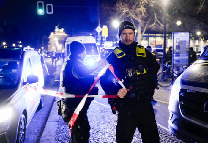 Policajac ubio muškarca ispred noćnog kluba u Nemačkoj nakon što je napao patrolu suzavcem, pokrenuta istraga