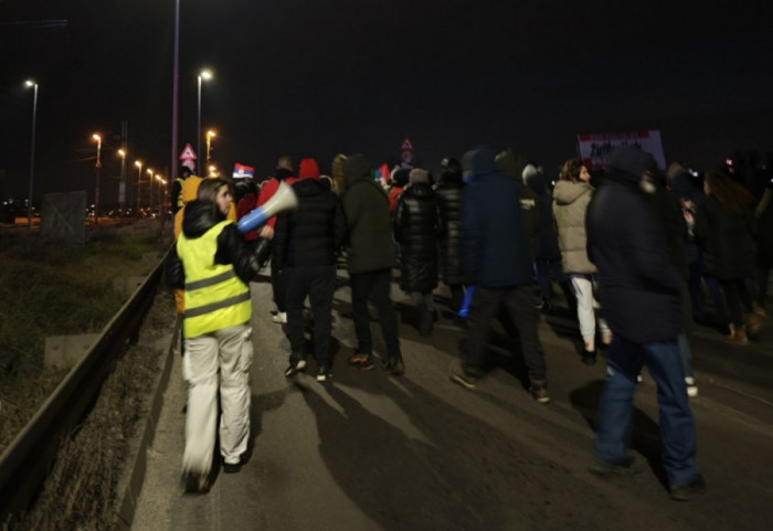 (VIDEO) "Spajamo obale, rušimo tišinu": Stanovnici Palilule blokirali Pančevački most sa obe strane na sat vremena