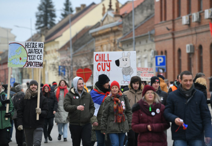 (VIDEO) Studenti proveli noć u šatorima ispred Gradske kuće u Vršcu, protest do 15 sati