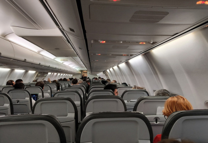 Muškarac (41) u avionu vikao da ima bombu i "Alahu akbar", savladao ga drugi putnik