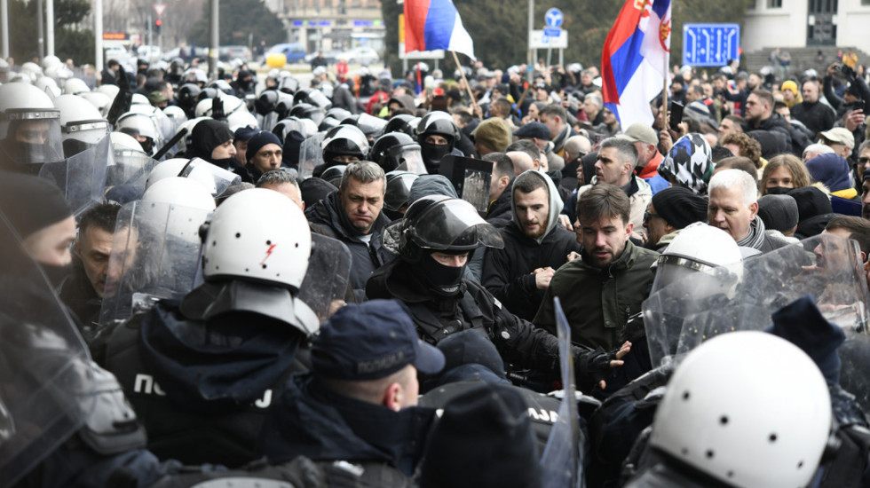 Bivši funkcioner Goran Ješić i poslanik NPS Predrag Dragojević privedeni nakon protesta ispred Skupštine u Novom Sadu