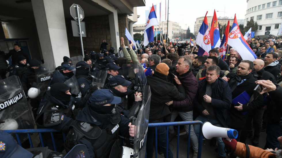 Uhapšeno petoro zbog sukoba sa policijom u Novom Sadu, za troje se traga: Među privedenima Ješić i poslanik NPS