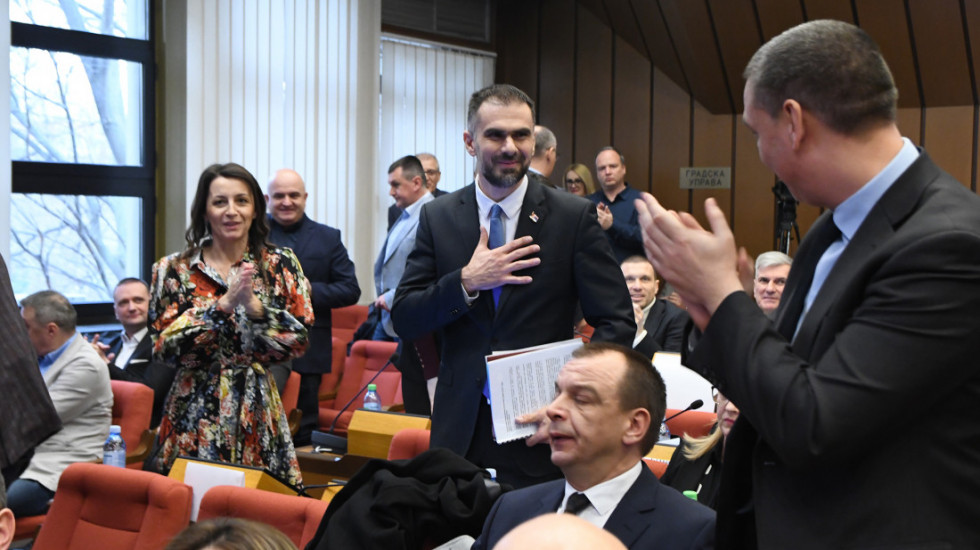 (FOTO/VIDEO) Žarko Mićin gradonačelnik Novog Sada: Ispred Skupštine neredi, građani gađali policiju jajima i brašnom
