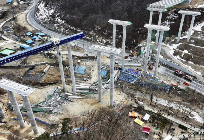 (FOTO) Urušio se most u Južnoj Koreji, četiri osobe poginule, šestoro povređeno