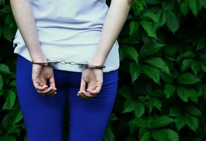 Uhapšena žena (48) koja se tri godine lažno predstavljala i od starijih Novosađana krala zlato i novac
