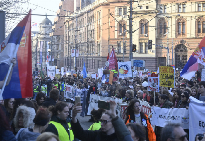 Završen protest srednjoškolaca ispred Ministarstva prosvete zbog najavljenog produžetka školske godine