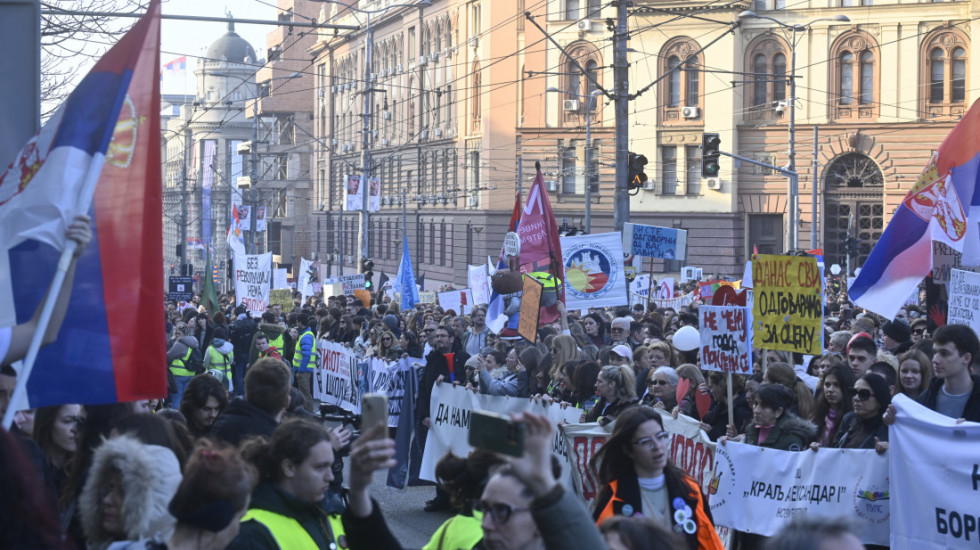 Završen protest srednjoškolaca ispred Ministarstva prosvete zbog najavljenog produžetka školske godine