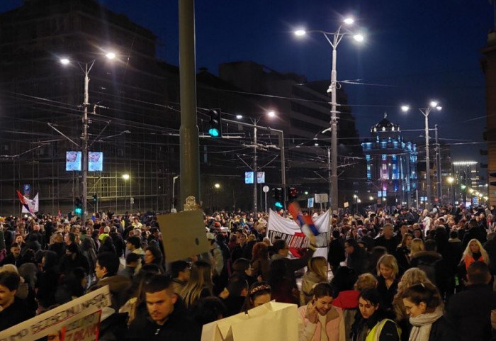 "Trpimo represije, pretnje, ucene": Održan prvi zbor prosvetnih radnika na Trgu Republike, formirana radna grupa