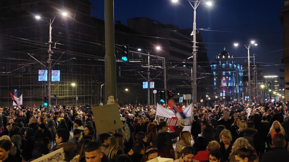 "Trpimo represije, pretnje, ucene": Održan prvi zbor prosvetnih radnika na Trgu Republike, formirana radna grupa