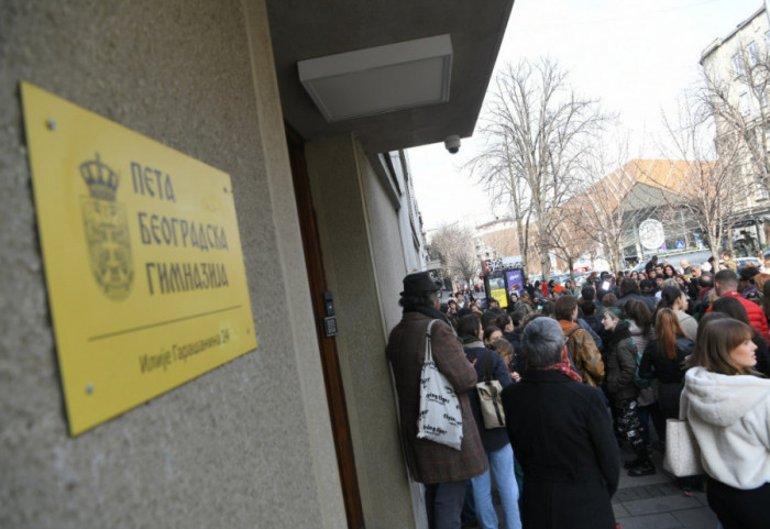 Roditelji učenika Pete beogradske gimnazije traže hitno skraćenje školske godine zbog nehumanih uslova u školi