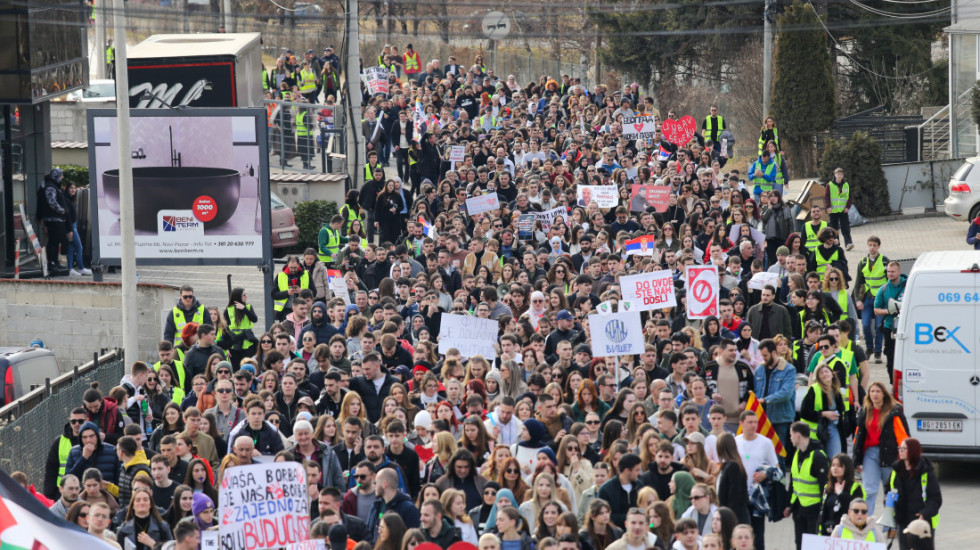 (FOTO) Protest "Pohitajte u Pazar": Studenti i građani blokirali magistralni put na tri sata, vratili se do univerziteta