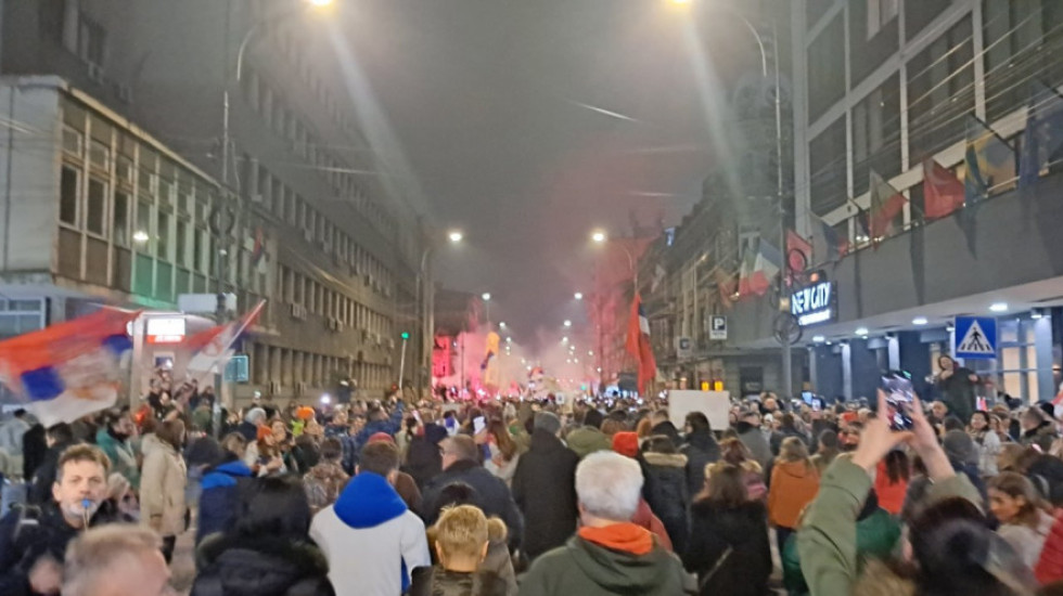 (FOTO/VIDEO) Svečani doček u Nišu: Studenti iz svih krajeva Srbije umarširali u grad, dočekani uz ovacije