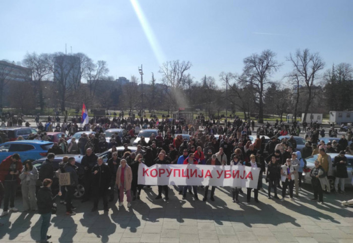(FOTO) Protest građana ispred Skupštine: Razvijen transparent "Korupcija ubija", policija raspoređena iza parlamenta