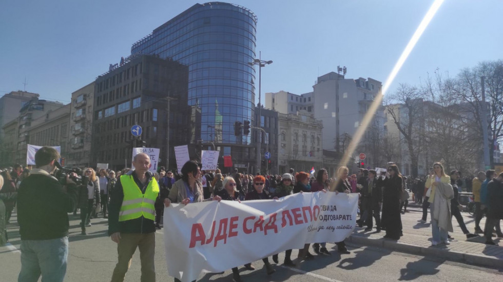 (FOTO/VIDEO) "Ajde sad lepo svi da odgovarate": Prosvetari ispred Skupštine, srednjoškolci šetali do Trga Republike