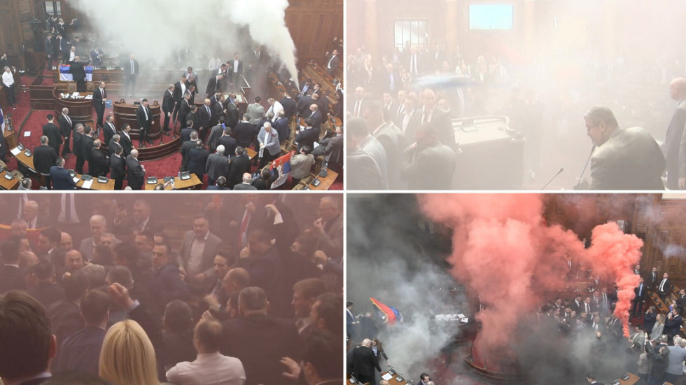 (FOTO/VIDEO) Sednicu Skupštine obeležili incidenti: Letela jaja i dimne bombe, aktiviran PP aparat, povređene poslanice