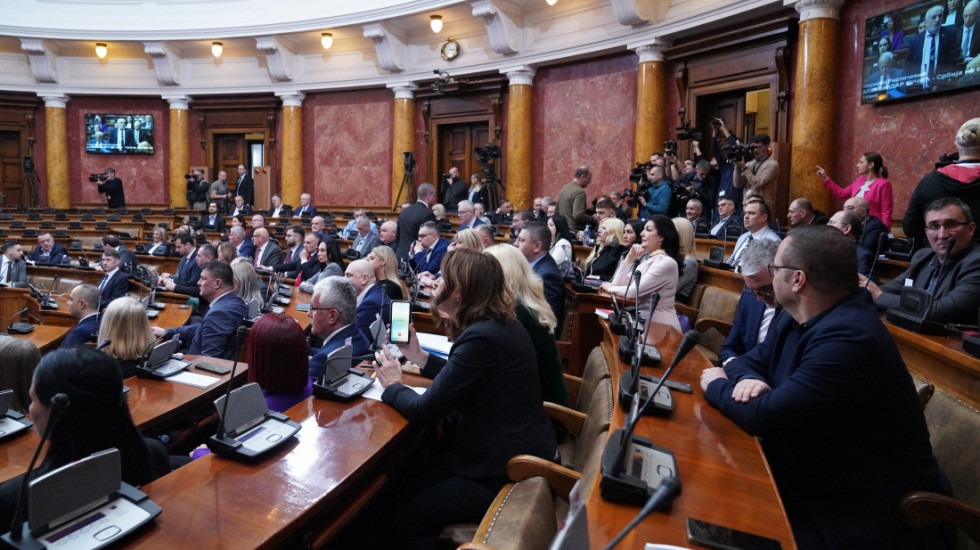 (FOTO/VIDEO) Završena sednica Skupštine: Veći deo opozicije van sale, poslanici vlasti raspravljali o izmenama zakona