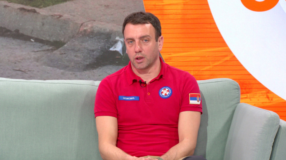 (VIDEO) Spasilac koji je sa psom pronašao devojčicu u Ubu: "Umotali smo je u jaknu i trčali ka kolima"