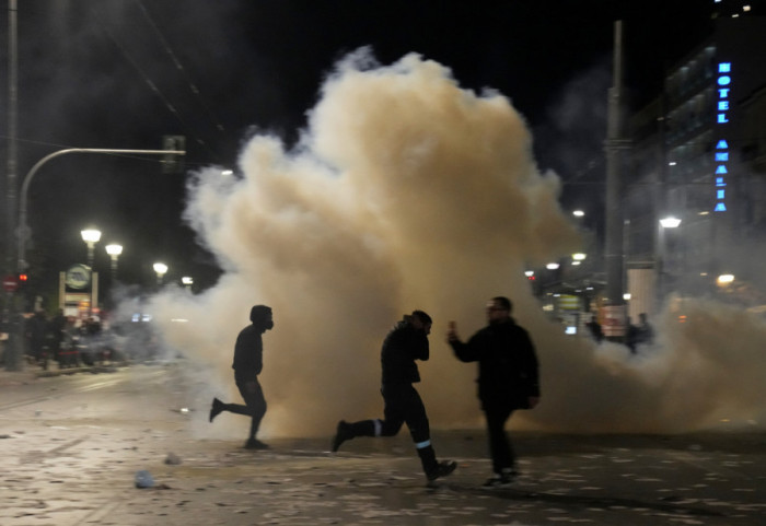 (FOTO) Sukob policije i demonstranata u Atini na protestu zbog železničke nesreće