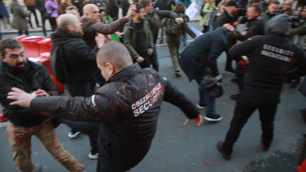 (FOTO/VIDEO) Incidenti ispred Skupštine grada: Privatno obezbeđenje sukobilo se sa građanima, a potom i sa žandarmerijom