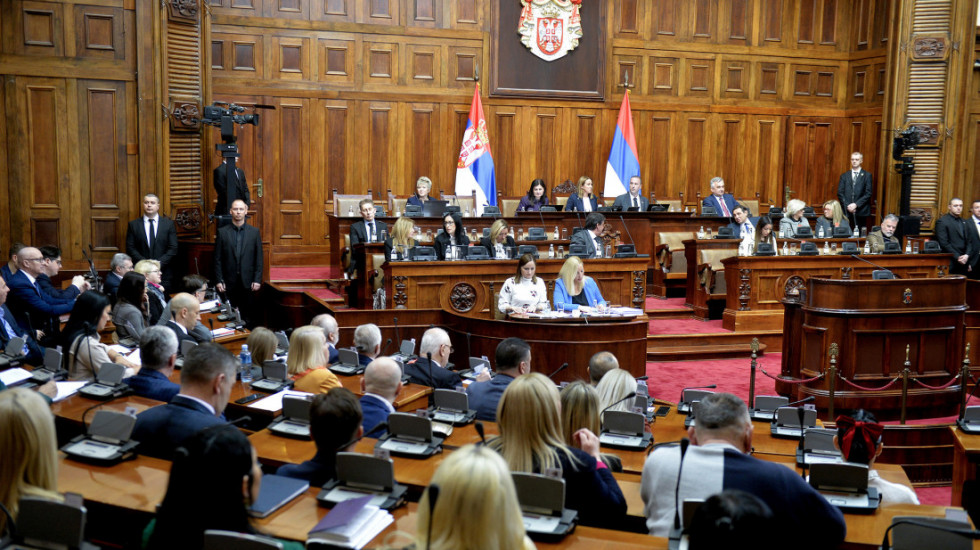 (FOTO/VIDEO) Poslanici Skupštine Srbije izglasali Zakon o visokom obrazovanju, predlog zakona podržao i deo opozicije