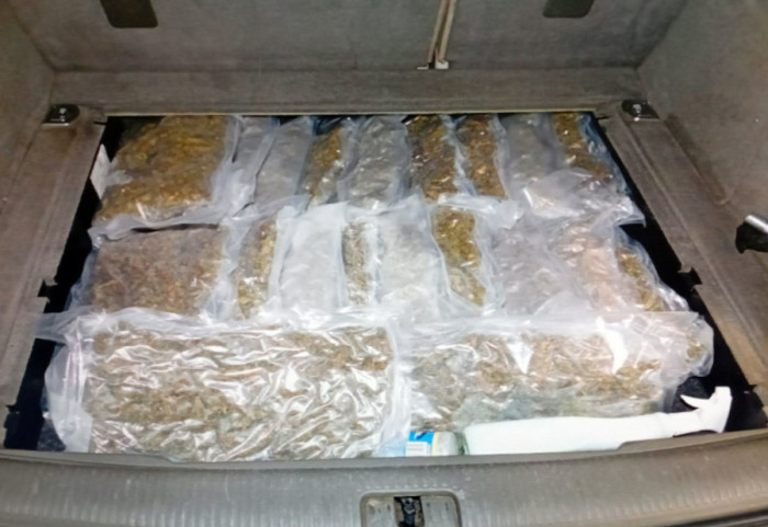(FOTO) Na Batrovcima u gepeku "audija" pronađeno 11 kilograma marihuane