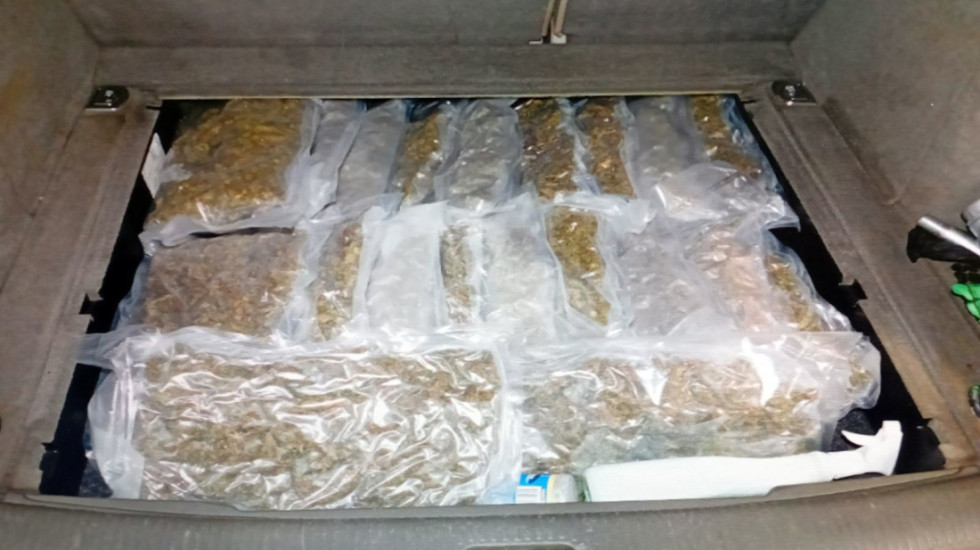 (FOTO) Na Batrovcima u gepeku "audija" pronađeno 11 kilograma marihuane