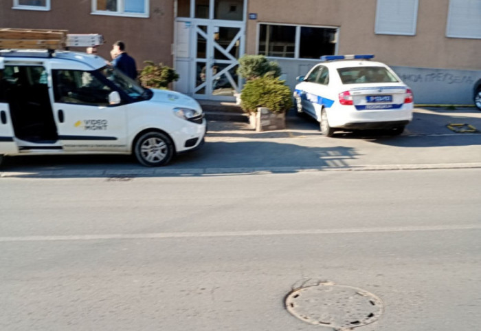 (FOTO) Upucan policajac u stanu u Mirijevu, traga se za napadačem