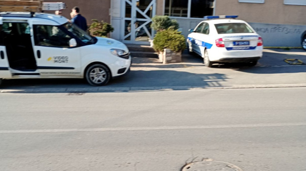 (FOTO) Upucan policajac u stanu u Mirijevu, traga se za napadačem
