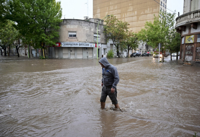 Obilna kiša pogodila grad u Argentini, nastradalo šest osoba
