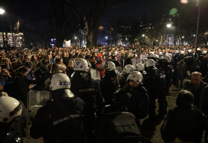 (FOTO) Građani došli u Pionirski park, gde kampuju studenti koji kažu da žele da uče: Grupe razdvajao kordon policije