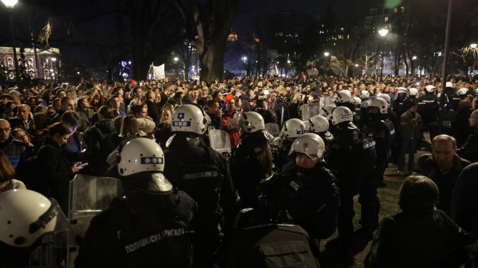 (FOTO) Građani došli u Pionirski park, gde kampuju studenti koji kažu da žele da uče: Grupe razdvajao kordon policije
