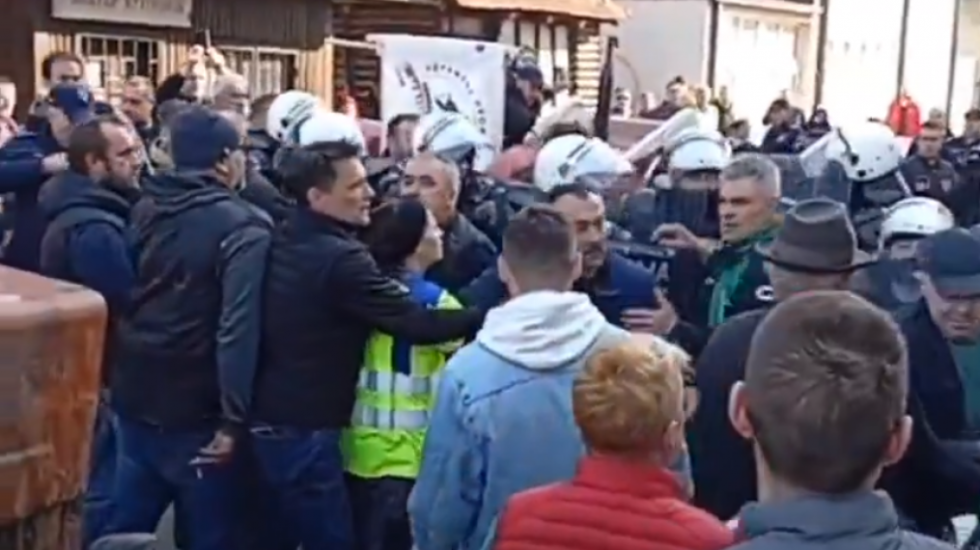 (VIDEO) Sukob poljoprivrednika sa policijom u Bogatiću: Pokušali da uđu na Sajam poljoprivrede, letela i jaja