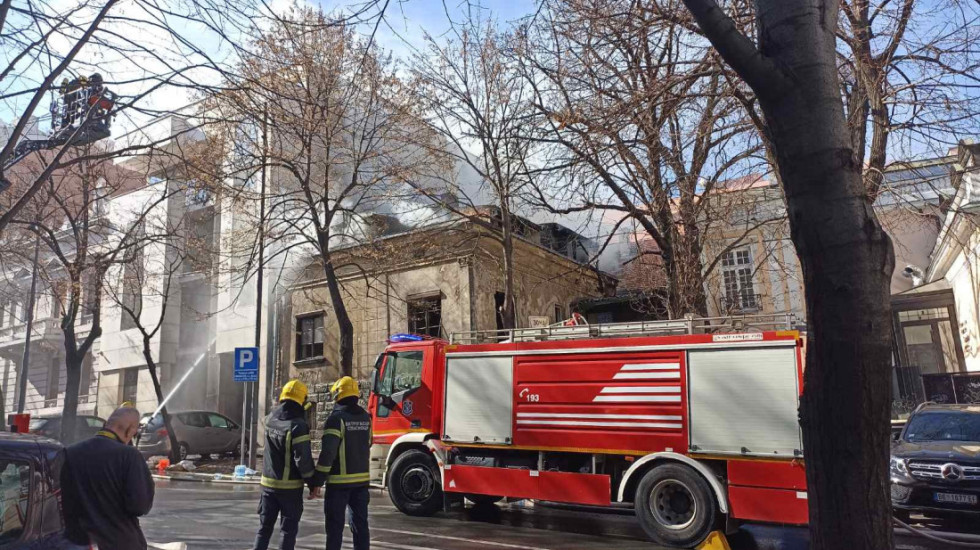 (FOTO/VIDEO) Lokalizovan požar u Francuskoj u centru Beograda, gori napuštena kuća