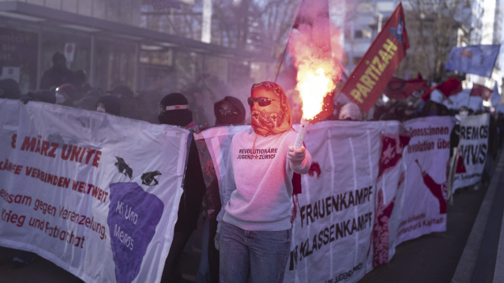 (FOTO) U Cirihu policija upotrebila biber sprej i palice u sukobu sa demonstrantima
