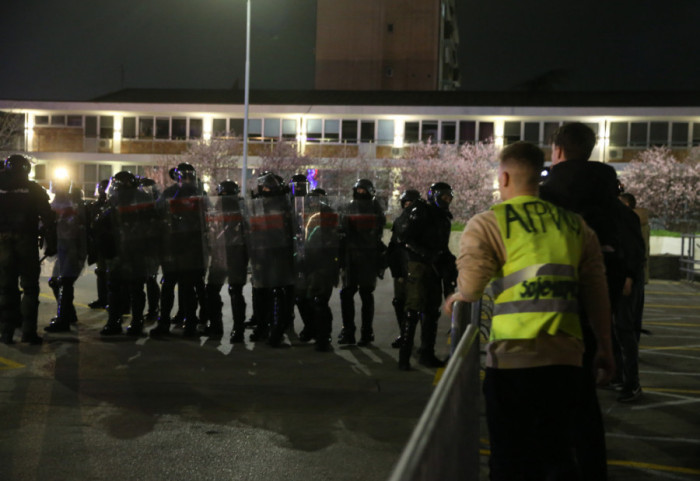 (FOTO) Vučić obišao povređenog policajca: Jeziva povreda oka, samo je radio svoj posao
