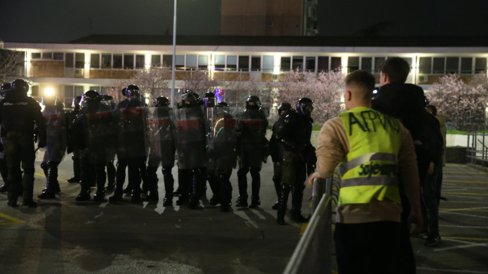 (FOTO) Vučić obišao povređenog policajca: Jeziva povreda oka, samo je radio svoj posao