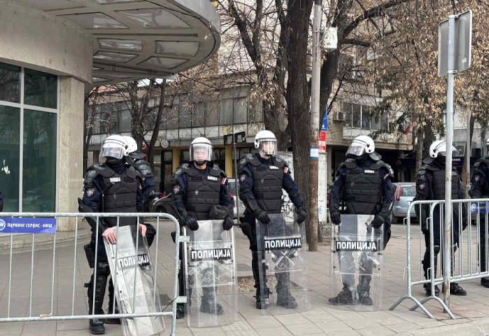 (FOTO) Sednica Skupštine Niša trajala nekoliko minuta: Odbornici SNS odbili dnevni red, policija ispred zgrade