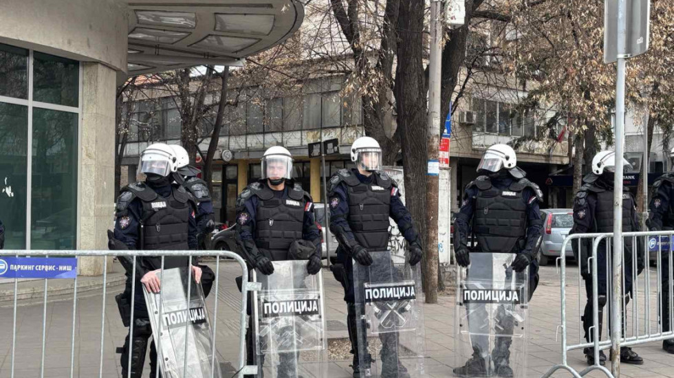 (FOTO) Sednica Skupštine Niša trajala nekoliko minuta: Odbornici SNS odbili dnevni red, policija ispred zgrade